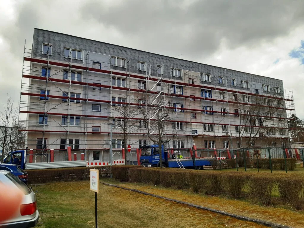 Gerüstaufbau an einem Wohnhaus der Storkower WBG