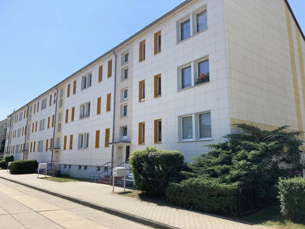 Straßenseite von Wohnhäusern der Storkower WBG