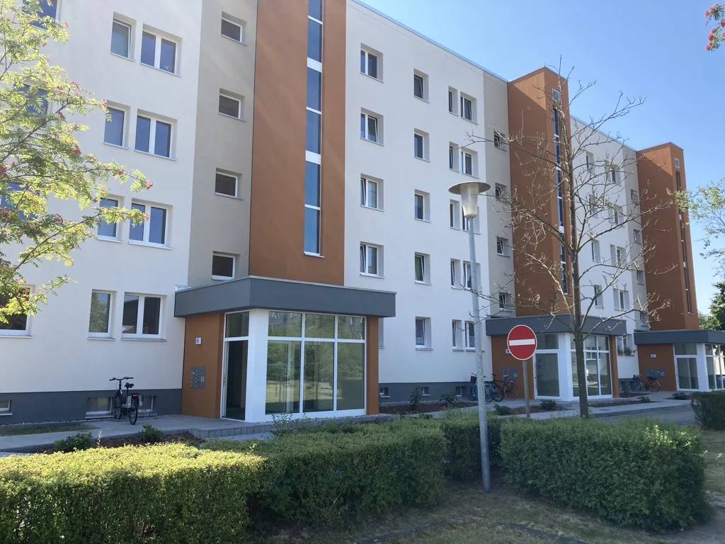 Aufzugsseite des Wohnhauses Kurt-Fischer-Straße 29–31