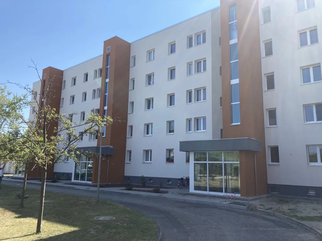 Aufzugsseite des Wohnhauses Kurt-Fischer-Straße 29–31
