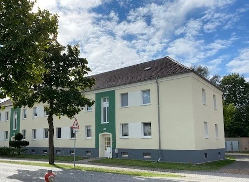 Straßenseitige Fassade des Wohnhauses Karl-Marx-Straße 15