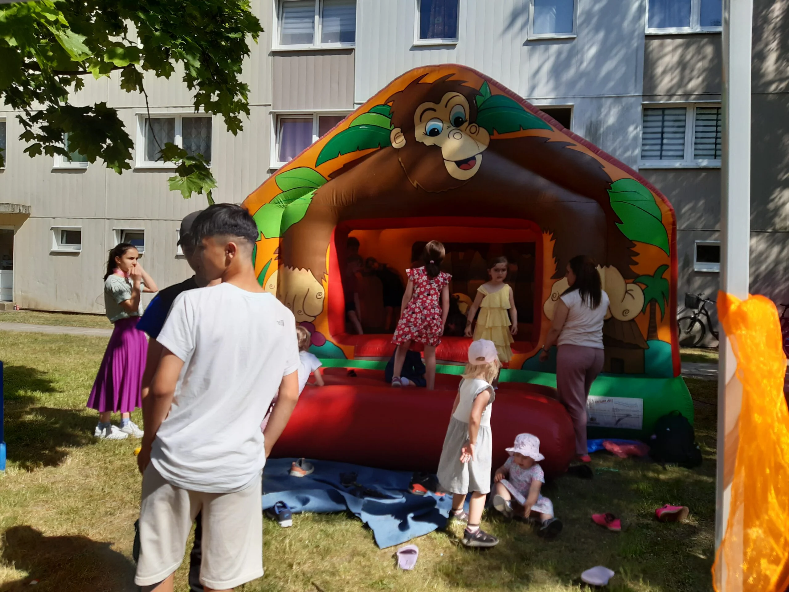 Kinderfest im Wohngebiet mit Hüpfburg