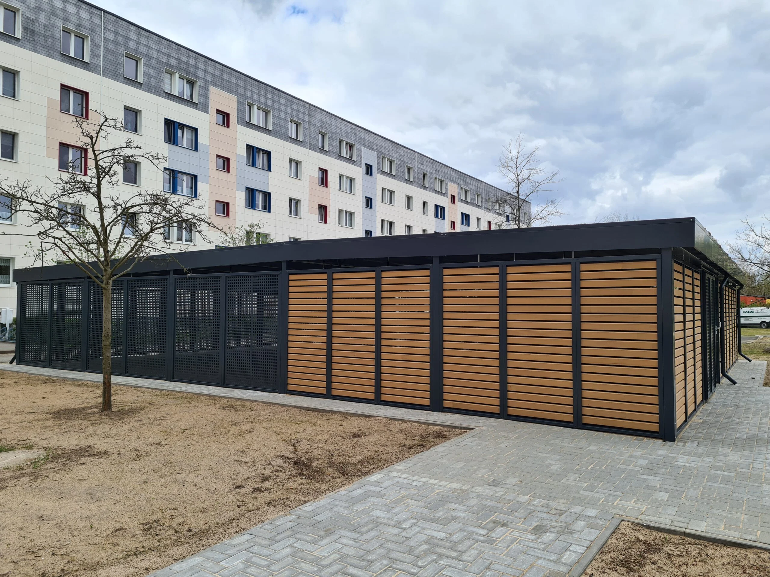 Müllplatz-Einhausung an der Kurt-Fischer-Straße 29–31