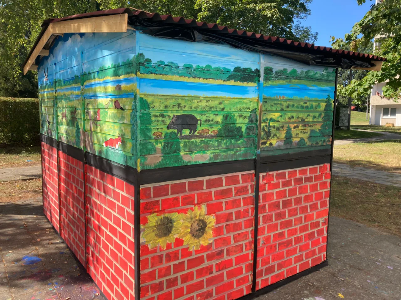 Von Kindern gestaltetes Gartenhaus im Wohngebiet