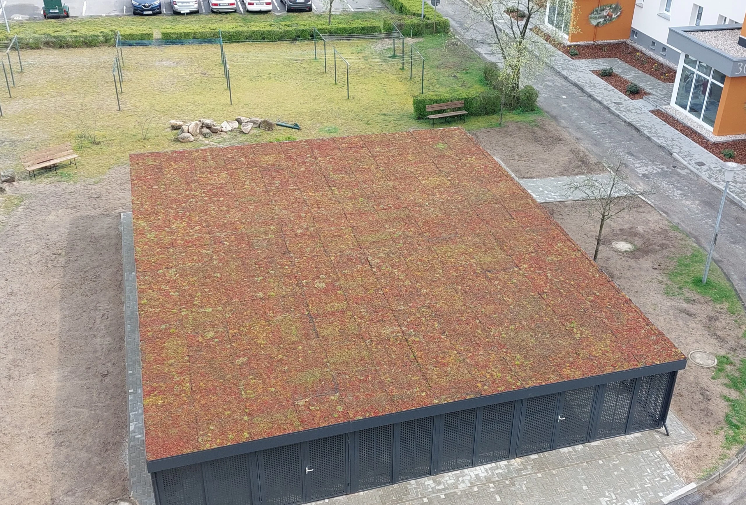 Müllplatz-Einhausung an der Kurt-Fischer-Straße 29–31 von oben